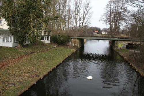 Eisenbahnbrücke nach Eichholz und Herrenburg von der Fußgängerbrücke aus, dahinter der Kaninchenberg